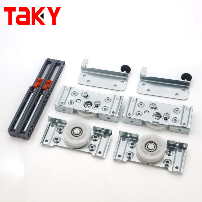 स्लाइडिंग वार्डरोब दरवाजों के लिए आयरन और नायलॉन फोल्डिंग डोर रोलर व्हील फिटिंग 8.5 सेमी * 11 सेमी