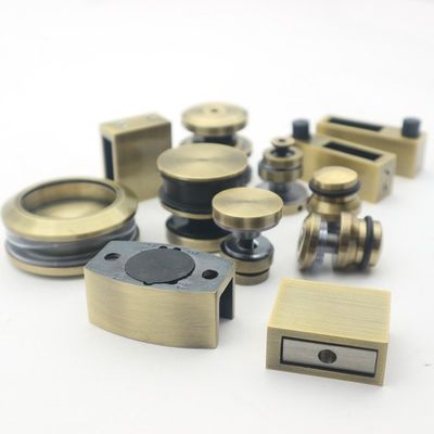 अच्छा दाम पॉलिश गोल्ड रोलर्स और फ्रेमलेस डिज़ाइन शैली के साथ फ्रेमलेस SS304 स्लाइडिंग डोर सिस्टम ऑनलाइन